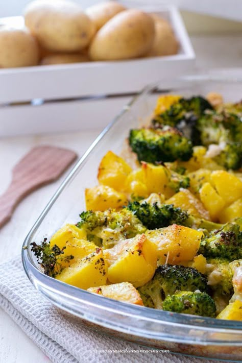 Patate e broccoli al forno-Una siciliana in cucina Vegetarian Recipes Videos, Vegetable Chili, Tasty Vegetarian Recipes, Onion Recipes, Fall Dinner, Happy Foods, Cooked Vegetables, Vegan Dishes, Light Recipes