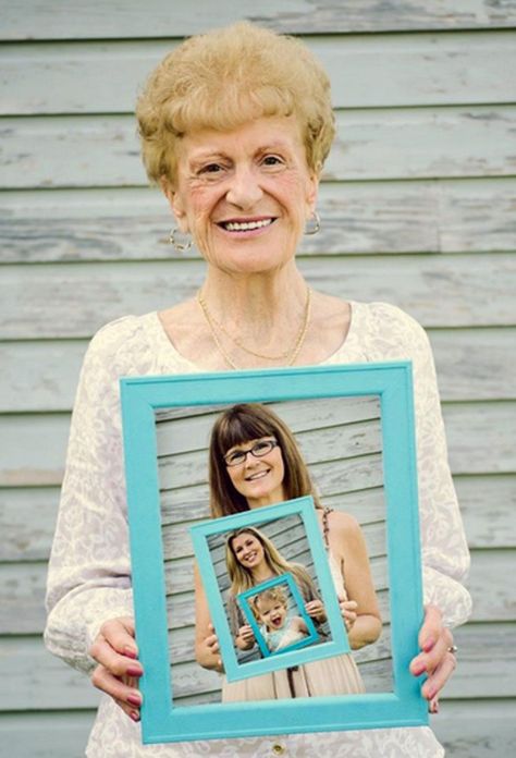 Family Photo in a Photocountryliving Best Gifts For Grandparents, Generation Pictures, Diy Gifts For Grandma, Mother's Day Crafts For Kids, Grandma Crafts, Diy Gifts To Make, Diy Christmas Gifts For Family, Diy Easter Gifts, Diy Bebe