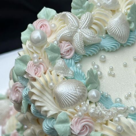 Vintage Cakes Htx, LLC | some pretty upclose shots of this one 🫶🏼 | Instagram Pisces Birthday Cake Aesthetic, Cake Boxes Diy, Beach Birthday Cake, Seashell Cake, Mermaid Birthday Cake, 14th Birthday Cakes, Sea Cake, Pastry Design, Sea Cakes