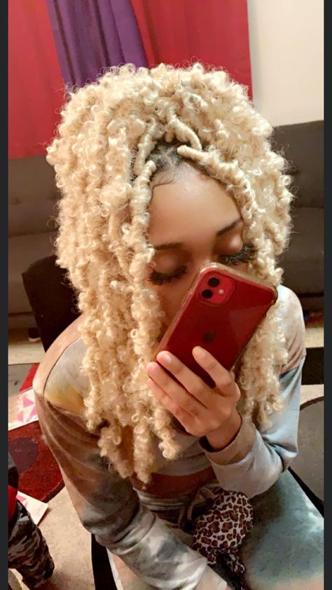 Braided Flower Hairstyles, Butterfly Locs Blonde, Butterfly Locs Short Blonde, Butterfly Loc Hairstyles, Blond Butterfly Locs, Black Butterfly Locs With Blonde, Blonde Locks, Blonde Butterfly Locks, Black And Blond Butterfly Locs