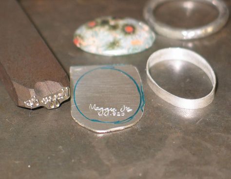 Bezel Setting Tutorial, Bijoux Fil Aluminium, Metalsmithing Jewelry, Soldering Jewelry, Jewelry Techniques, Jewelry Making Tutorials, Jewelry Tools, Diy Schmuck, Bijoux Diy