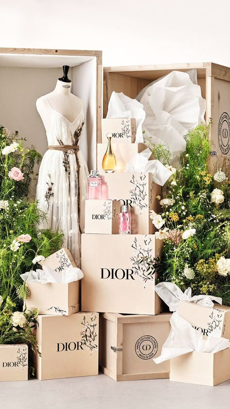 Dior Flowers, Dior Gift Set, Gestures Of Love, Couture Flowers, Dior Gift, Vendor Booth Display, Dior Fragrance, Beauty Dior, Event Booth