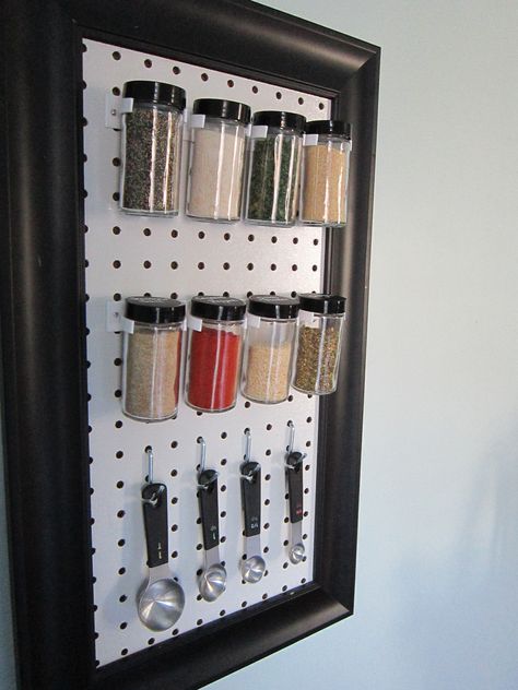 A friend of mine is moving to a new home, and she mentioned to me that she has never had a spice rack.  Around this time, I was putting together ideas for my mo… Organizing House, Pegboard Ideas, Organising Ideas, Diy Spice Rack, Oil Shelf, Don Pedro, Towel Tray, Diy Spices, Magnetic Spice