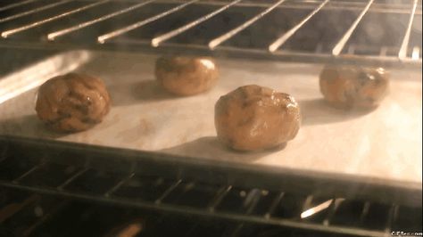 Freshly baked cookies. | 10 Things That Will Always Remind You Of Home I REALLY LIKE THIS GIF!!! Caramel Treats, Quick Baking, Cake Mix Cookie, Classic Peanut Butter Cookies, Ultimate Cookies, Cake Writing, Cake Mix Cookie Recipes, Baking Hacks, Caramel Cookies