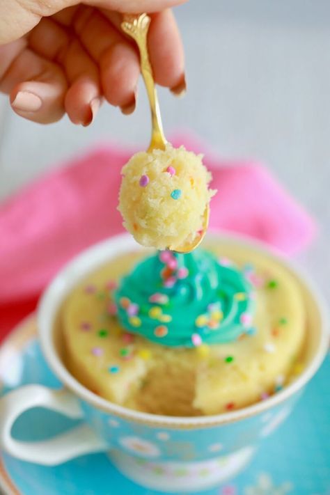 Cake In The Microwave, Funfetti Mug Cake, Yummy Nummies, Cake Funfetti, Cake Microwave, Mug Desserts, Mug Cake Recipes, Cake With Buttercream Frosting, Easy Mug Cake