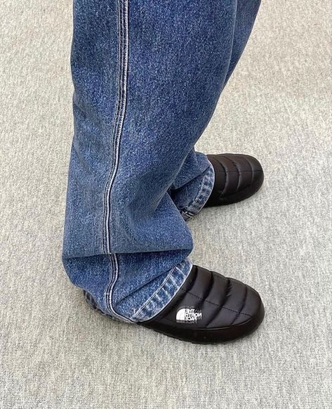 North Face Slippers, Mule Outfit, Mule Shoes Outfit, Slipper Outfit, Mules Outfit, Slippers Outfit, The North Face Puffer, North Face Shoes, Y2k Men