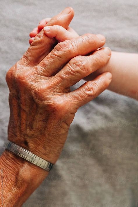 Old Hands Photography, Grandmother Hands, Grandparents Aesthetic, Grandparents Photography, Grandmother And Granddaughter, Grandmother Aesthetic, How To Grow Eyelashes, Hand Photography, Vintage Cooking