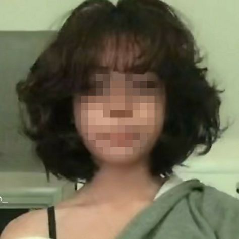 Short Fluffy Wolfcut With Bangs, Fluffy Short Hair With Bangs, Short Brown Hair Wavy, Poofy Short Hair, Fluffy Bob With Bangs, Short Bob With Bangs Round Face, Short Fluffy Hair With Bangs, Fluffy Bob Haircut, Short Fluffy Hair Girl