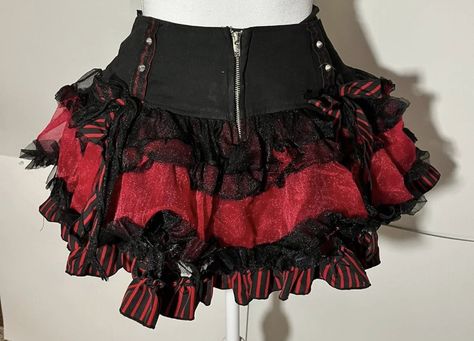 Gothic Fitted Mini Skirt With Ruffles, Gothic Mini Skirt, Gothic Ruffled Mini Skirt For Cosplay, Mall Goth Skirt, Gothic Tiered Ruffled Mini Skirt, Alt Clothes, Alt Fashion, Closet Fashion, Gothic Outfits