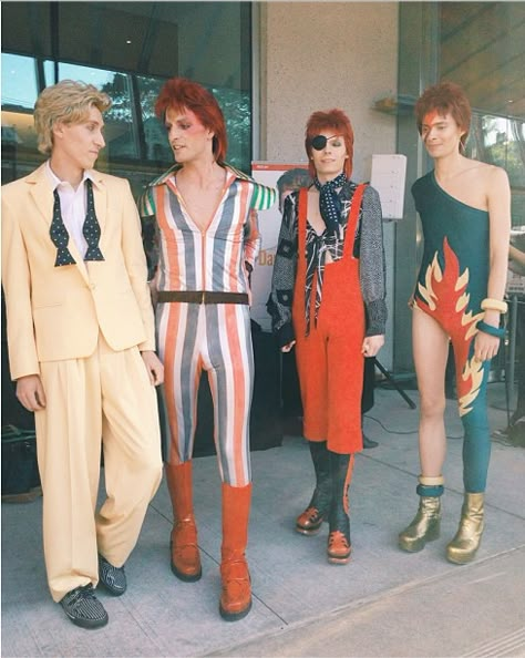 Bowie through the ages: a brilliant group costume. David Bowie Makeup, David Bowie Costume, Gay Costume, Queen David Bowie, David Bowie Fashion, Twilight Outfits, Venus Fashion, 2024 Ideas, Hallowen Costume