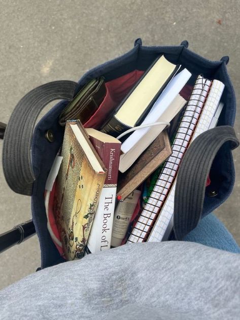 Downtown Study Aesthetic, Messy Books Aesthetic, Commuter Student Aesthetic, Messy Student Aesthetic, Messy Academia Aesthetic, Messy School Aesthetic, Messy Notebook Aesthetic, Messy Life Aesthetic, Careless Aesthetic