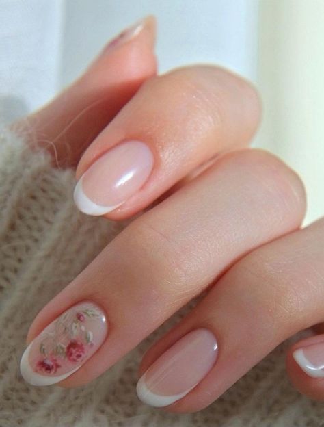 Minimalist Flower Nail Art, Minimalist Nail, French Tip Nail Designs, Cute Simple Nails, Floral Nail Designs, Cute Spring Nails, Nail Art Designs Summer, Flower Nail Designs, Nails Short