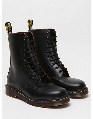 Doc Martens, 10 eyelets. Dm Boots, Dr Martens Vintage, Fashion Figure, Designer Footwear, Dr Martens Boots, Military Boots, All About Shoes, Laid Back Style, Doc Martens