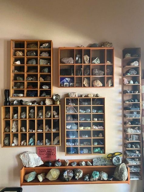 Geology Themed Bedroom, Displaying Rock Collection, Rock Display Table, Crystals Collection Display, Ways To Display Crystals Rock Collection, Rock Collecting Aesthetic, Geology Home Decor, Ways To Display Rock Collection, Rock Shop Displays