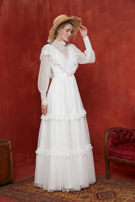 💎 Handmade wedding gowns 💎 Vintage and boho wedding dresses 💎 Dünya çapında ekspres kargo Buy boho and vintage wedding dresses that will make you feel beautiful, free and comfortable on the most special day of your life! Do not hesitate to contact us. We are here for you! With love JAQAR STORE SIZES Size 36: Waist 66 cm, Bust 86 cm, Hips 90 cm Size 38: Waist 70 cm, Bust 90 cm, Hips 94 cm Size 40: Waist 74 cm, Bust 94 cm, Hips 98 cm Size 42: Waist 78 cm, Bust 98 cm, Hips 102 cm Shipping costs Boho Vintage Wedding Dress, Boho Vintage Wedding, Lace Boho Wedding Dress, 1970s Wedding Dress, Vintage Wedding Dress Boho, Gowns Vintage, Edwardian Wedding, Boho Wedding Dresses, Vintage Wedding Dresses