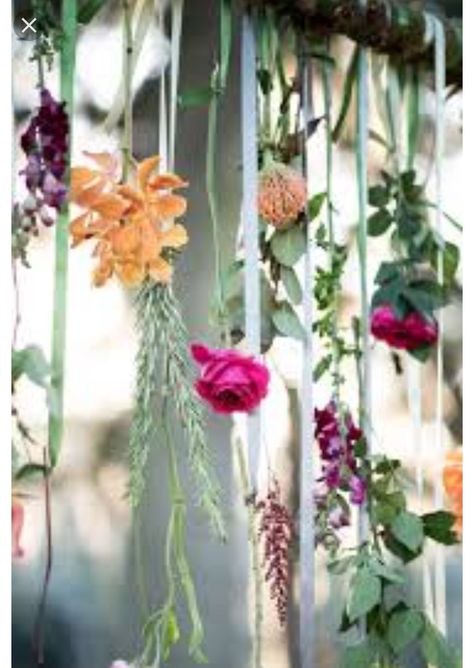 Hanging wildflowers Flowers Hanging, Deco Champetre, Tree Garden, Boda Mexicana, Boho Chic Wedding, Floral Arrangements Wedding, Hanging Flowers, Deco Floral, Wedding Ceremony Decorations