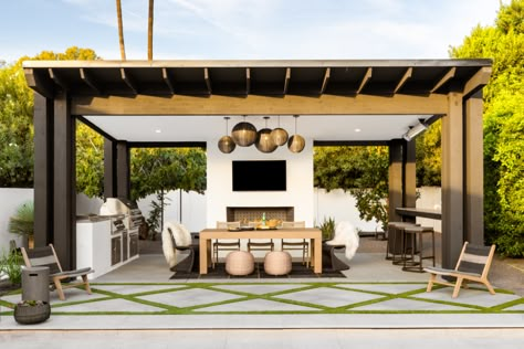 Outdoor Cabana Ideas Covered Patios, Modern Traditional Backyard, Modern Outdoor Backyard, Modern Pool Pavilion, Bbq Landscape Design, Backyard Pool And Patio Ideas Modern, Low Outdoor Seating, Modern Backyard Fireplace, Modern Outdoor Entertaining Area