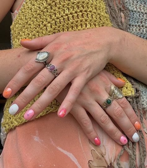 Simple Mismatched Nails, Nails In The 70s, Masc Pride Nails, Lesbian Nails Aesthetic, Lesbian Fingernails, Two Different Colors On Each Hand Nails, Short Nails And Rings, Short Nails With Rings, Lesbian Flag Subtle