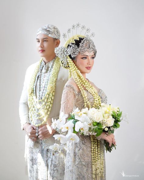 Baju pernikahan adat Sunda. Indonesia traditional costume. Pic from instagram wwglamongan #bridal #bride #clothes #beautiful #pengantin Posing Pengantin, Pose Foto Pernikahan, Greek Goddess Wedding Dress, Foto Akad, Muslim Wedding Photos, Pose Pengantin, Moodboard Wedding, Indonesia Traditional, Pose Wedding