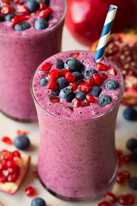 Anyone else already combating colds like crazy this season? Me me me (raising my hand). Lucky me (blah!). But there is nothing more refreshing for a sore t Blueberry Pomegranate Smoothie, Winter Smoothies, Pomegranate Smoothie, Blueberry Pomegranate, Smoothie Protein, Pomegranate Recipes, Resep Smoothie, Smoothie Fruit, Smoothie King