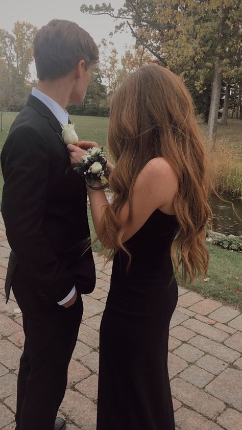 Prom Selfies Couples, Black Prom Dress Couple Pictures, Head Kiss Picture Couple, No Face Prom Pics, Old Money Prom Photoshoot, Black Prom Dress Pictures, Prom Photo Ideas Couple, Black Prom Dress Couple, Prom Group Poses