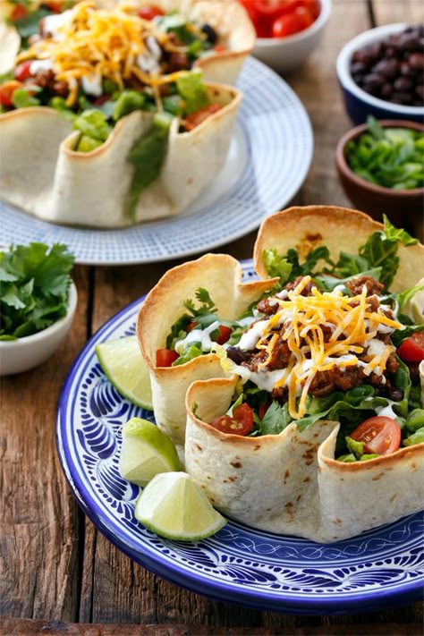 Beef Taco Salad with Homemade Tortilla Bowls Beef Taco Salad, Salad Taco, Salad Macaroni, Salad Quinoa, Tortilla Bowls, Salad Kale, Homemade Tortilla, Beef Taco, Taco Salads