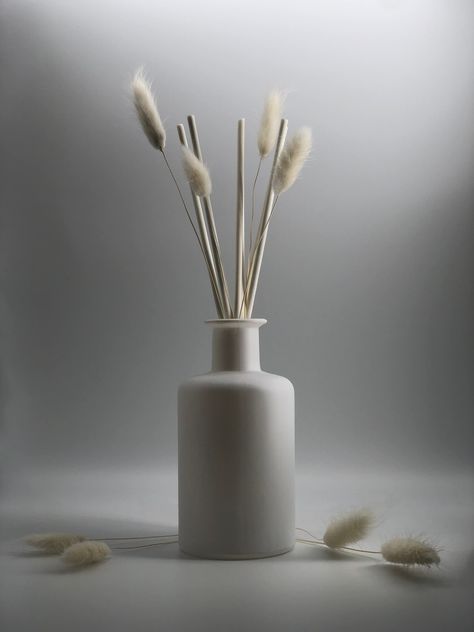 The Minimalist reed diffuser embodies subtlety; it's sleek, stylish and on-point with current interior design. With delicate stems of lagurus ovatus (Bunny's Tail Grass), this diffuser comes with six white fibre reeds and your choice of fragrance. Presented in a stunning, tall matte white glass bottle and sealed with a gold cap. With a capacity of 200ml, The Minimalist will give-off a long-lasting scent throw for months to come. Each diffuser is hand-poured and immaculately packaged in a luxur Lagurus Ovatus, Reed Diffuser Packaging, Minimalist Interior Decor, Home Diffuser, Essential Oil Reed Diffuser, Peony Blush Suede, Gold Cap, Diffuser Bottle, 3d Interior Design