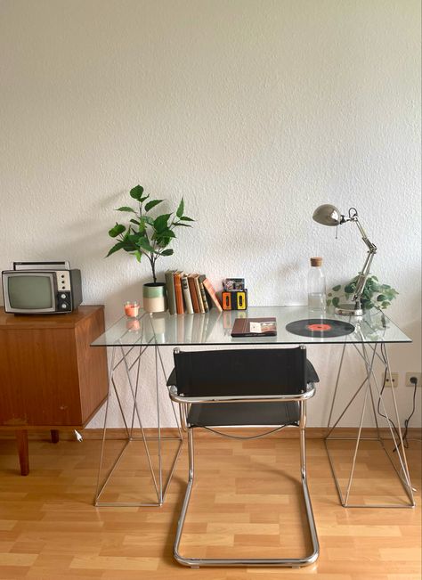 70s Aesthetic Interior, 70s Desk Decor, Bauhaus Home Office, Bauhaus Room Decor, 70s Interior Bedroom, 80s Aesthetic Interior, Bauhaus Inspired Interior, Bauhaus Room Design, Bauhaus Bedroom Design