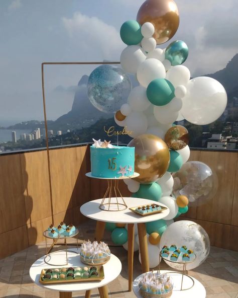 Você pode transformar sua festa de 15 anos com o conceito de pegue e monte, Uma linda decoração, por mais simples que seja. Nossa cliente escolheu uma paleta de cores em branco, azul tiffany e aquele toque de dourado e amamos o resultado! Feliz novo ciclo 🩵 Monte do seu jeitinho com as nossas peças do nosso acervo! - Acervo: @annalupeguemonte - Balões: @annalubaloes #festa15anos #paletadecores #decoracaopersonalizada 16th Birthday, Birthday, On Instagram