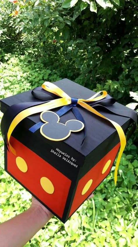 Disney Wrapping Ideas, Toy Story Gift Wrapping Ideas, Disney Box Surprise, Disney World Surprise Box Ideas, Mickey Mouse Gift Ideas, Disney Gift Box, Disney Gift Basket, Mickey Craft, Happy Birthday Disney