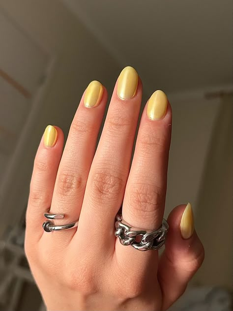 Blue And Yellow Chrome Nails, Yellow Glazed Donut Nails, Short Yellow Chrome Nails, Glazed Short Nails, Yellow Chrome Nails Designs, Yellow Chrome Nails, Chrome Nails Summer, Chrome Nail Colors, Yellow Chrome