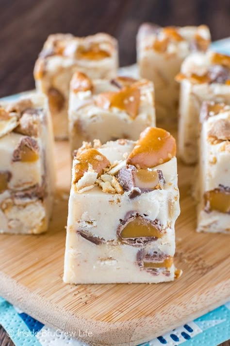 Pretzel Fudge, Creamy Fudge Recipe, Pretzel Desserts, Peanut Butter Caramel, Homemade Fudge Recipes, Caramel Pretzels, Christmas Fudge, Butter Caramel, Fudge Candy