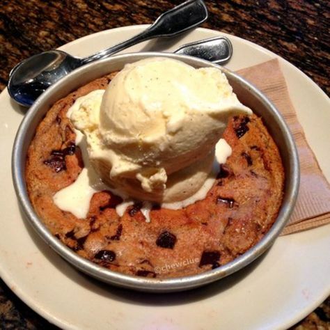 BJs-Famous-Chocolate-Chunk-Pizookie Pizookie Recipe, Bjs Restaurant, Famous Chocolate, Chocolate Chunk, Chocolate Chunk Cookies, Cast Iron Cooking, Senior Prom, Cat Recipes, Oatmeal Cookies