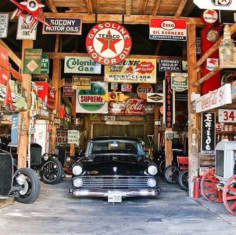 Vintage garage Western Garage Ideas, Retro Garage Ideas, Vintage Automotive Decor, Vintage Garage Decor, Old School Garage, Vintage Garage, Retro Garage, Old Car Garage, Vintage Auto Shop