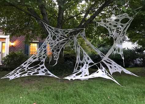 How To Make Giant Halloween Spider Webs - South Lumina Style Diy Halloween Spider Web, Spider Web Diy, Diy Halloween Spider, Giant Spider Web, Spider Web Halloween Decorations, Spider Web Decoration, Halloween Diy Outdoor, Halloween Spider Decorations, Halloween Crafts Preschool