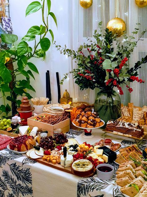 Italian Christmas Eve Buffet Ideas, Cocktails Tables Decor, Christmas Harvest Table Food, Christmas Party Tablescapes Buffet Tables, Christmas Party Food Table Decorations, Christmas Food Set Up Ideas, Christmas Table Settings With Food, Christmas Party Food Display Ideas, Christmas Table Food Display