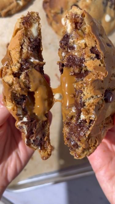 Filled Cookie Recipes, Biscoff Filled Cookies, Cookie Butter Stuffed Cookies, Stuffed Biscoff Cookies, Cookie Dough Cookies Recipe, Different Cookies Recipes, How To Make Cookie Butter, Caramel Filled Cookies, Different Kinds Of Cookies