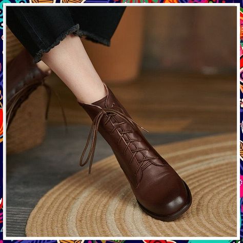 Looking for stylish and comfortable winter shoes? Check out our top 10 must-try low heel options! From chic boots to trendy loafers, we've got you covered. Stay fashionable and cozy this winter with these amazing shoe ideas and helpful tips. Don't let the cold weather compromise your style - step out in confidence with our winter shoe recommendations! Botas Western, Autumn Shoes Women, Fall Winter Shoes, Modern Boots, Yantai, Quoi Porter, Short Leather Boots, Chunky Heel Shoes, Boots Square Toe