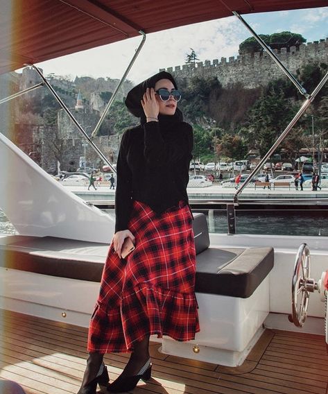 Red Hijab Outfit, Hijab Outfit Style, Dress Hijab Outfit, Red Printed Dress, Red Hijab, Long Plaid Skirt, Long Outfit, Hijab Wear, Red Plaid Skirt