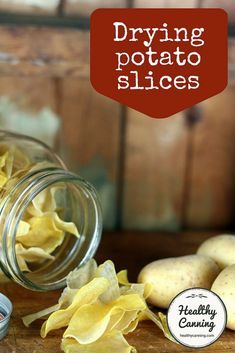 Dehydrated potato slices - Healthy Canning Healthy Canning, Canning Potatoes, Dehydrating Food Storage, Dehydrate Potatoes, Food Dehydration, Potato Slices, Dehydrated Vegetables, Canning Food Preservation, Dried Potatoes