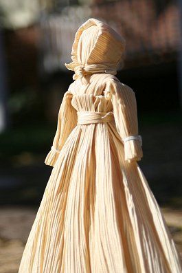 Hear the Raven's Call: Corn Husk Dolls - Craft of the Day Corn Husk Wreath, Corn Husk Crafts, Corn Dolly, Corn Husk Dolls, Corn Husk, The Raven, Thanksgiving Crafts, Nature Crafts, Doll Crafts