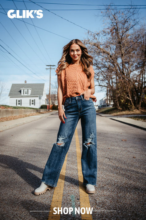 women's cute outfit with sweater vest and 90's straight distressed jeans Knee Cut Jeans, Fun Sweaters, Blue Jeans Style, Jeans And Sweater, Sweater Vest Outfit, Vest Outfit, 90s Looks, Judy Blue Jeans, Denim Branding