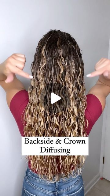 Candace Stuller on Instagram: "⁣Backside & Crown Diffusing 🌟⠀ ⠀ Follow @curly_candace for more tips! ⠀ ⠀ If you’re diffusing upside down for all the volume but finding that you end up with flat roots, try alternating with smaller sections to help dry those areas. ⠀ ⠀ Do you struggle with styling the back of your hair? It’s easy to miss these areas when styling and applying products. Especially for those of us with longer hair. 🫶🏼⠀ ⠀ #curlyhair #naturallycurly #naturallywavy #curlycommunity" How To Properly Diffuse Curly Hair, Curly Hair Volume Tips, Parting Curly Hair, Diffusing Wavy Hair, Flat Curly Hair, Hair Diffuser Curly, How To Diffuse Curly Hair, Diffusing Curly Hair, 3a Curly Hair