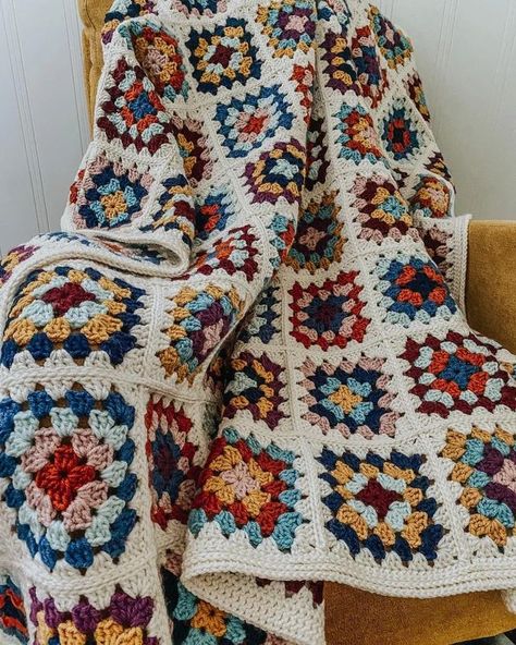 Patchwork Granny Square Blanket, Granny Square Blanket Crochet, Hand Knitting Diy, Crochet Necklace Pattern, Granny Square Crochet Patterns Free, Crochet Ball, Granny Square Afghan, Crochet Blanket Designs, Crochet Quilt