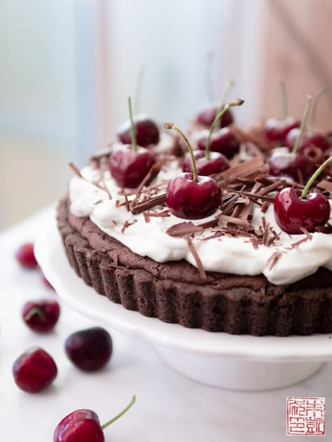 Black Forest Tart Cake Almond, Black Forest Cake Recipe, Chocolate Cherry Cake, Vegan Whipped Cream, Chocolate Crust, Tart Dessert, Cake Vegan, Rich Chocolate Cake, Black Forest Cake