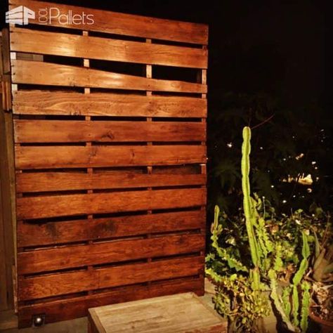 Vertical Pallet Privacy Wall For Our Garden Pallet Fences Pallet Privacy Wall, Pallett Garden, Pallet Fences, Privacy Wall, Garden Pallet, Backyard Fence, 1001 Pallets, Garden Benches, Pallet Fence