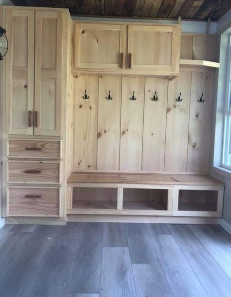 Mud Room Entrance Rustic, Rustic House Woodworking Plans, Wood Locker Ideas, Rustic Mud Room Ideas, Rustic Mudroom Ideas, Rustic Mudroom, Easy Pallet Projects, Small Mudroom Ideas, Mudroom Remodel