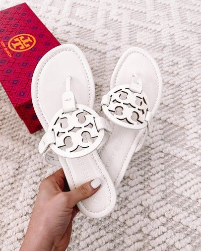 Tory Burch Sandals White, White Designer Sandals, Tori Burch Shoes, Cute White Sandals, Sandals Tory Burch, Tori Burch, White Tory Burch Sandals, Tori Burch Sandals, Tory Burch Sandals Outfit