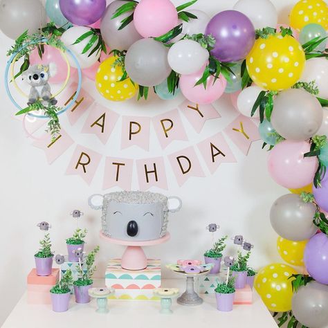 Cumpleaños koala・・・ Koala party yes or no?🐨🐨🐨 Cutest styling by the talented Natalie Izzy's Koala World Party, Koala Themed Birthday Party, Koala Party Decorations, Koala Birthday Party Ideas, Koala Birthday Party, Koala Party, Koala Birthday, Pink Cake Stand, Cute Koala Bear