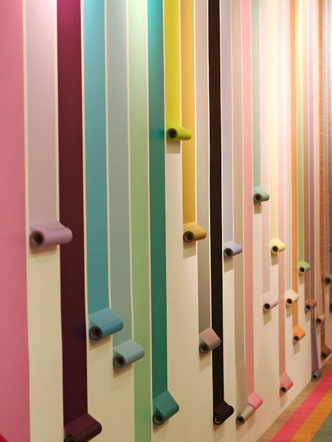 Painting Shop Design, Art Shop Display, Paint Shop Interior Design, Paint Display, Storing Paint, Display Design, Design Display, Booth Design, Paint Shop